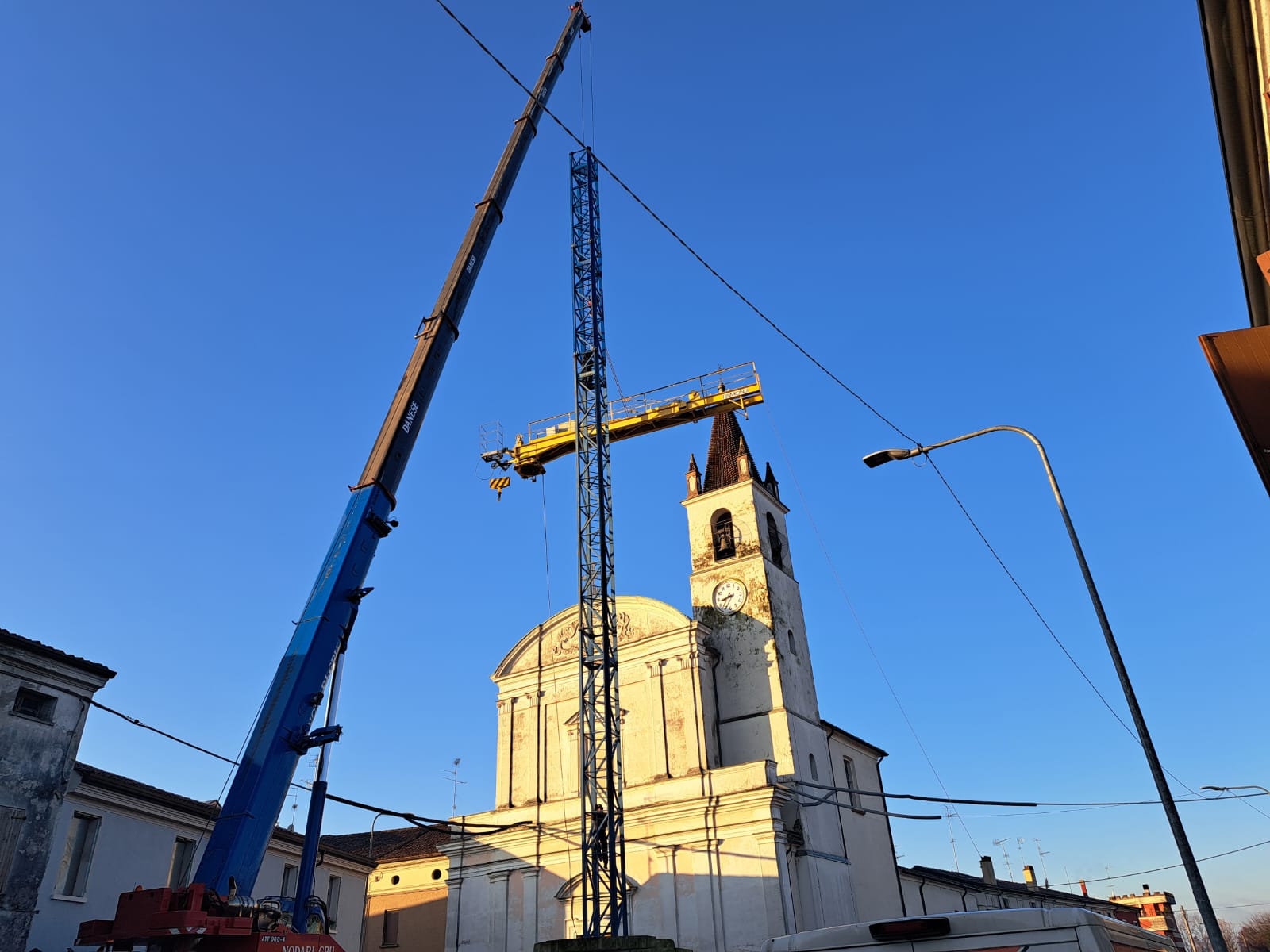 montaggio gru a rotazione alta macchedil