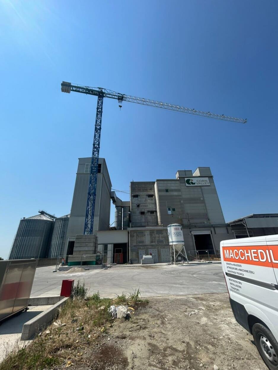 Gru a rotazione alta installata da Macchedil, con mezzo aziendale in cantiere