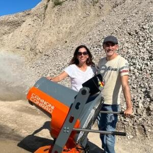 Celine Finco e un collaboratore Macchedil con un cannone nebulizzatore Conrad in una cava, foto dell'articolo de Il Giorno