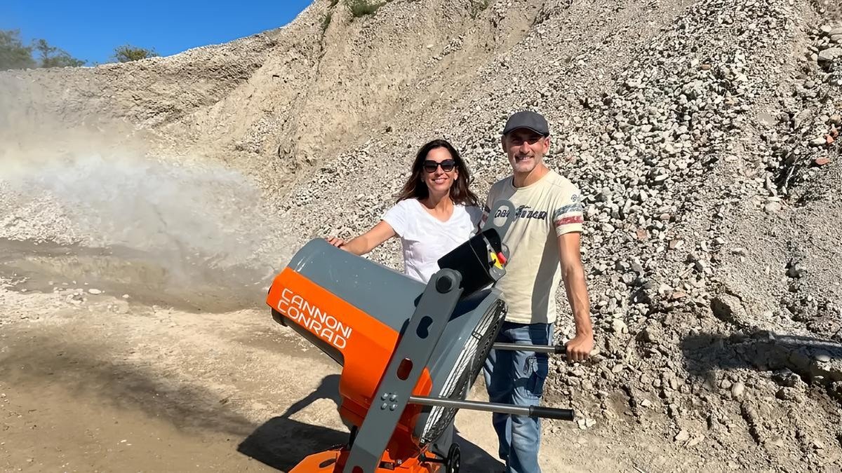 Celine Finco e un collaboratore Macchedil con un cannone nebulizzatore Conrad in una cava, foto dell'articolo de Il Giorno