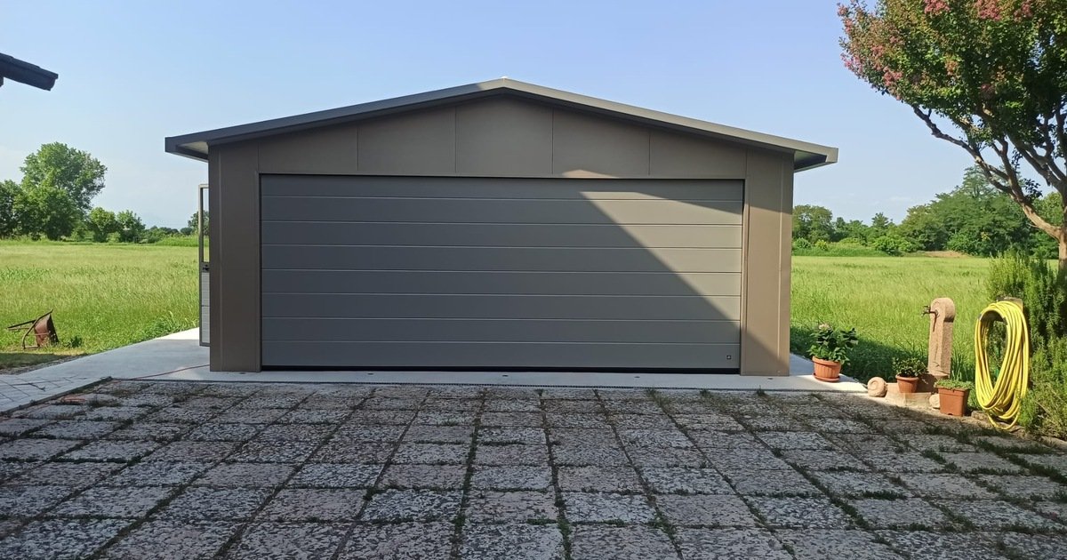 Garage prefabbricato modulare in pannelli coibentati Macchedil