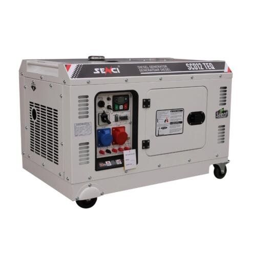 Generatore di corrente diesel insonorizzato Senci SCD12 TEQ da 10 kW inquadratura a tre quarti con sportello e griglie