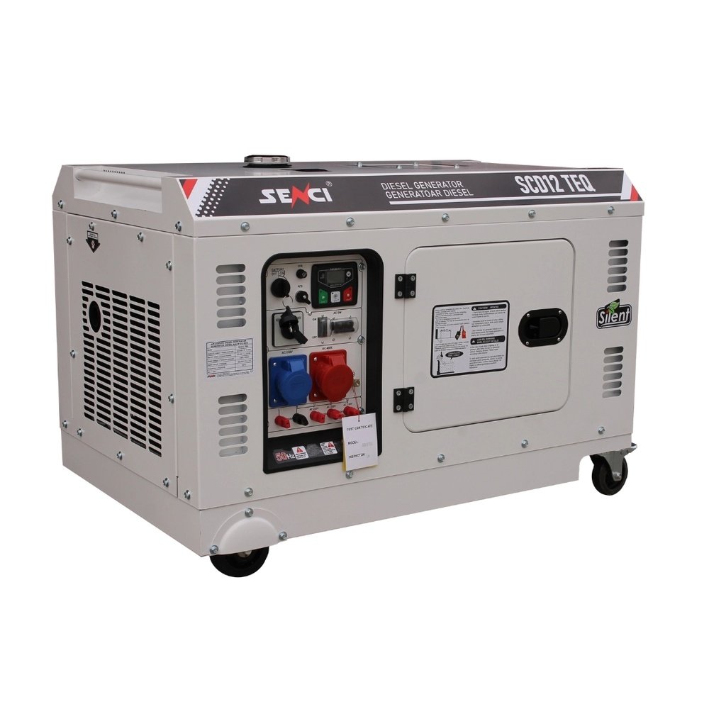 Generatore di corrente diesel insonorizzato Senci SCD12 TEQ da 10 kW inquadratura a tre quarti con sportello e griglie