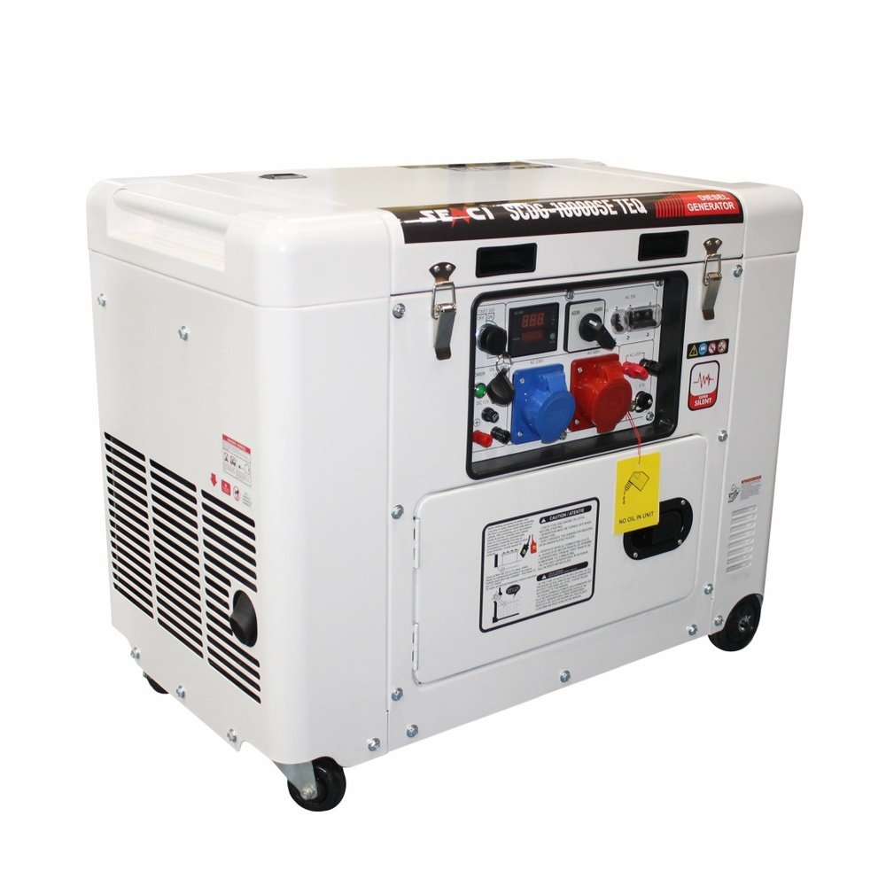 Generatore diesel silenziato Senci SCDG-10000SE TEQ 7,5 kW inquadratura a tre quarti con quadro comandi e pannello di accesso