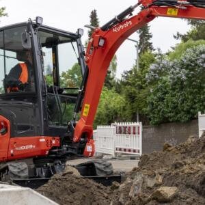 Nuovo miniescavatore compatto Kubota KX019-5 al lavoro in cantiere