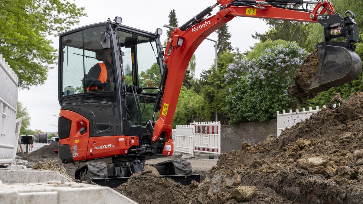 Nuovo miniescavatore compatto Kubota KX019-5 al lavoro in cantiere